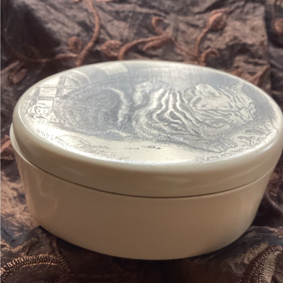 Cat & Mouse Faux Scrimshaw Oval Trinket Box 1990s - Picture 9 of 10